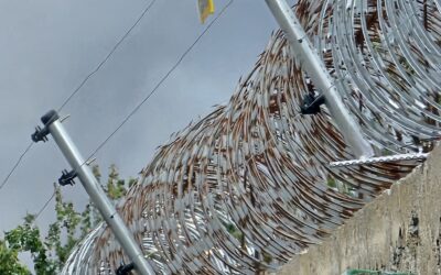 Cerca eléctrica vs alambre navaja: ¿cuál es mejor para tu propiedad en Nicaragua?